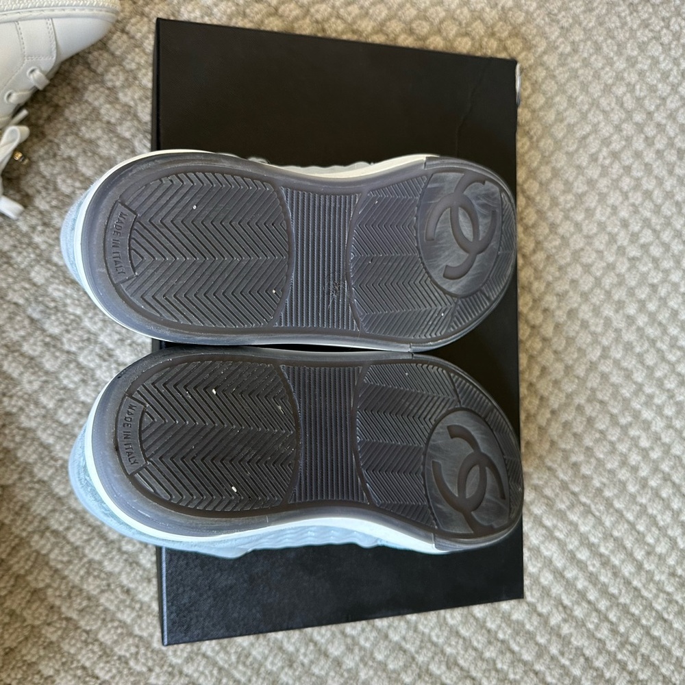 GORGEOUS CHANEL LIGHT BLUE BLUE SNEAKERS FROM 2022 SPRING/SUMMER. SIZE 36. - Picture 4 of 8